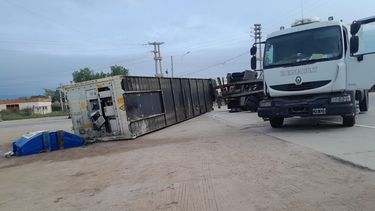 un camion volco en ruta 157