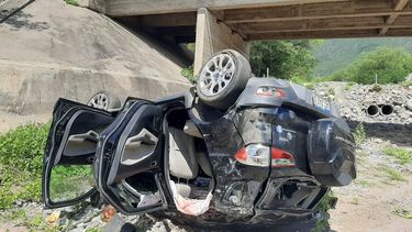 el portezuelo: una camioneta destruyo un puente y cayo varios metros al vacio