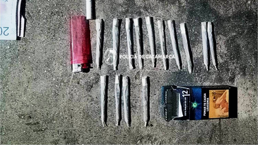 demoran a tres jovenes con 34 cigarrillos de marihuana
