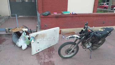 Motociclistas chocaron contra un puesto de venta de desayunos