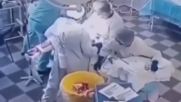 cirujanos continuaron una operacion pese al brutal terremoto en rusia