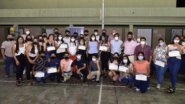 Los alumnos que presenciaron la charla, con sus diplomas.&nbsp;
