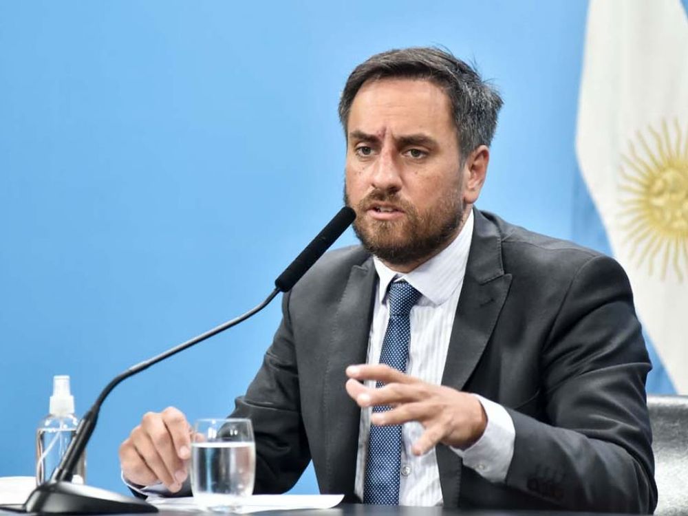 Inútil. El ministro de Ambiente, Juan Cabandié, enredado en politiquería mientras corrientes se incendia.