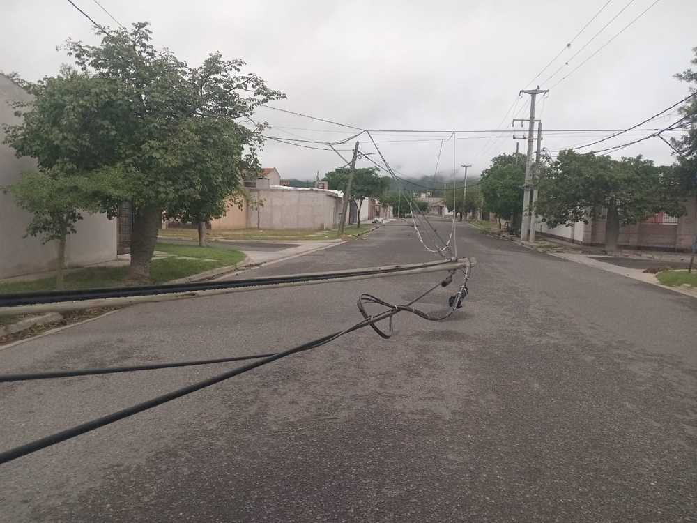 En la Avenida Valle Viejo, barrio El Milagro, el viento derribó tres postes. La zona está sin energía desde la madrugada.