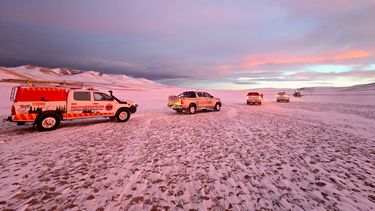 Despliegue. Camionetas 4x4 &nbsp;llegaron hasta el lugar para poder rescatar a los trabajadores que habían quedado varados hace tres días.