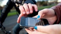 Detienen a dos jóvenes por el robo de un celular
