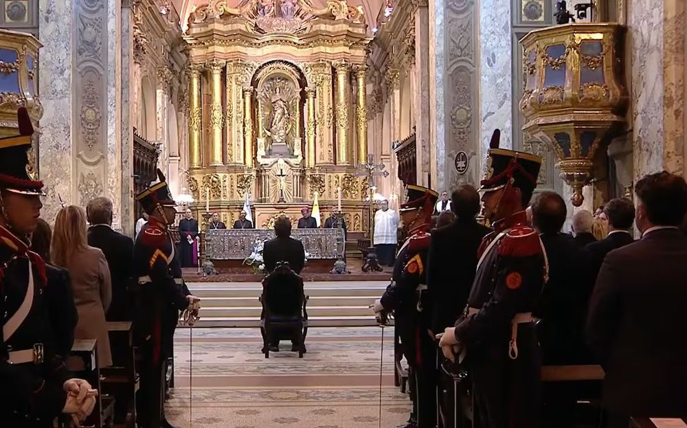 Ejemplo. La gesta de la Scaloneta y la figura de Messi se colaron saludablemente en el tedeum del 9 de julio.