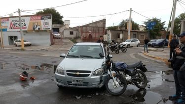 Motociclista lesionado al incrustarse en un auto