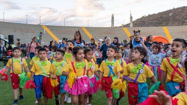 multitudinario desfile de los egresaditos del nivel inicial en el estadio bicentenario