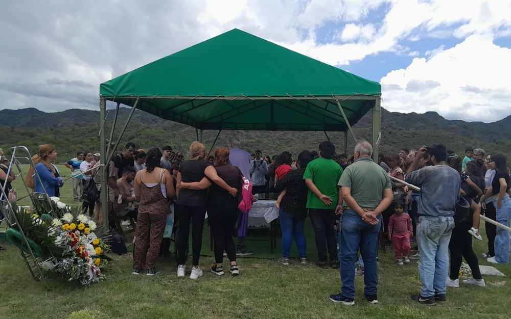 Dolor. Familiares, amigos y allegados acompañaron sus restos a su última morada.&nbsp;