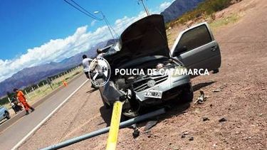 destrozo el automovil contra un poste de luz