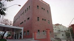 Policías asisten a un niño que se golpeó en la escuela