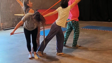 La actividad, coordinada por Agostina Revuelta y Silvia Bucari, invita a explorar el movimiento libre y crear un lenguaje colectivo desde la danza.