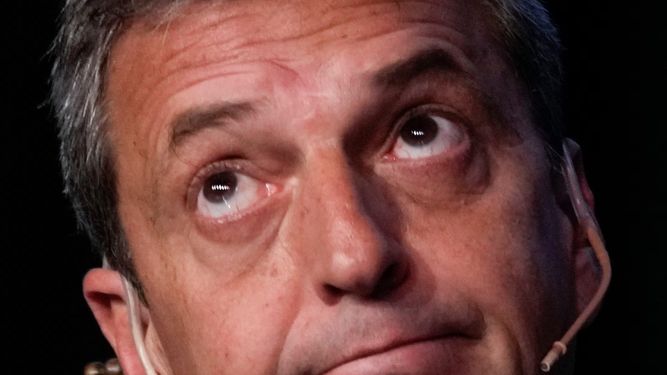 Vidas paralelas. En dificultades electorales, Sergio Massa utiliza los mismos recursos que Mauricio Macri.