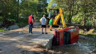 Se durmió al volante y cayó a un arroyo