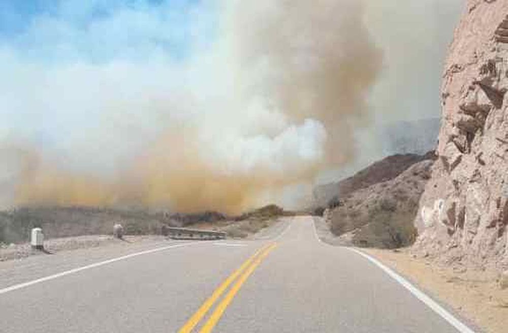 Por incendio forestal, transitar con precaución por ruta 60