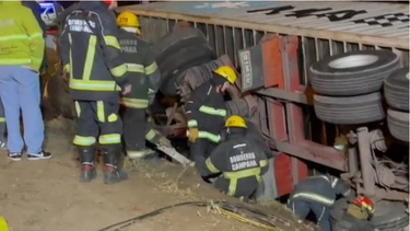 Un camión chocó y volcó sobre un auto: hay dos muertos