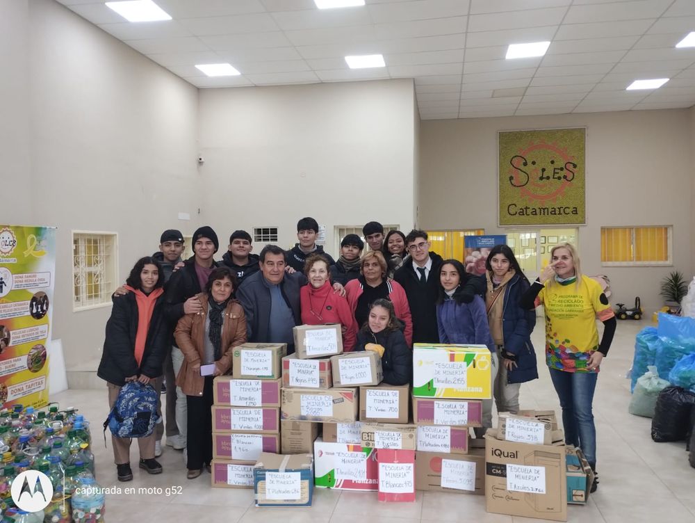 Compromiso. La comunidad educativa hizo entrega de las tapitas.