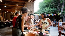 Artesanos. Ofrecerán sus productos durante el fin de semana largo.