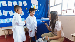 El programa Mi Primera Mochila llegó a escuelas de Capayán y Tinogasta