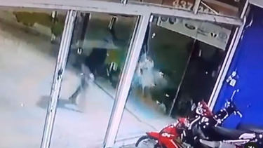 destrozaron un vidrio y se llevaron una moto de una concesionaria