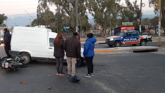 Dio un giro no permitido y terminó embistiendo a un motociclista