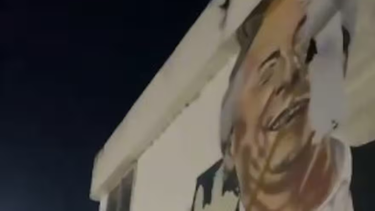 el gobierno nacional tapo un mural de nestor kirchner en la sede del correo argentino