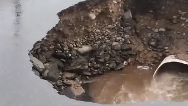 se hundio el pavimento en avenida latzina