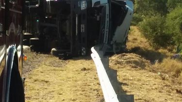 Volcó un camión en El Portezuelo: el conductor quedó atrapado