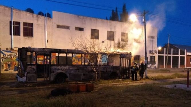 Acusó a su amigo de ser amante de su novia y lo quemó en su colectivo