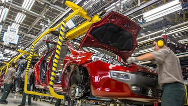 la produccion de vehiculos cerro el semestre con una fuerte caida interanual del 18,3%