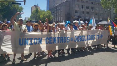 mar del plata: masiva movilizacion de jubilados en rechazo al veto de javier milei