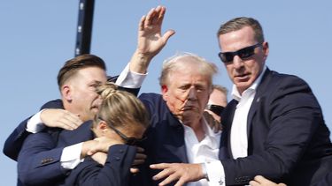 Ataque. El expresidente fue evacuado por miembros del servicio secreto luego del disparo recibido.&nbsp;