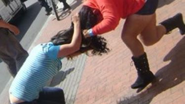 Una joven pierde un dedo por defender a su hermana menor