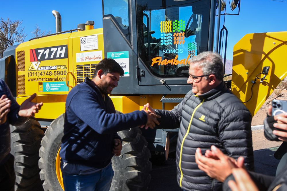 Entrega. En su recorrida, Jalil también entregó equipamiento.&nbsp;