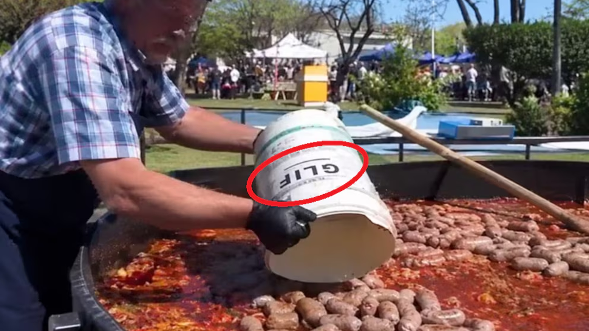 Escándalo en un municipio bonaerense: usaron baldes de glifosato para depositar chorizos