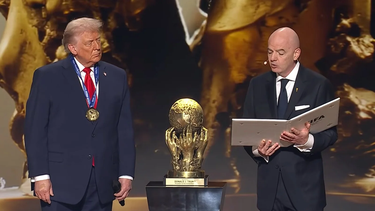 fifa premio a donald trump con el primer galardon fifa paz