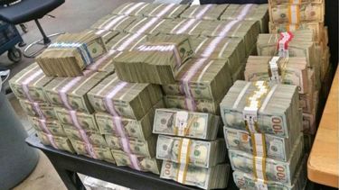 Dinero físico. Lo que entraba en las financieras eran billetes y se pagaba mayormente del mismo modo.
