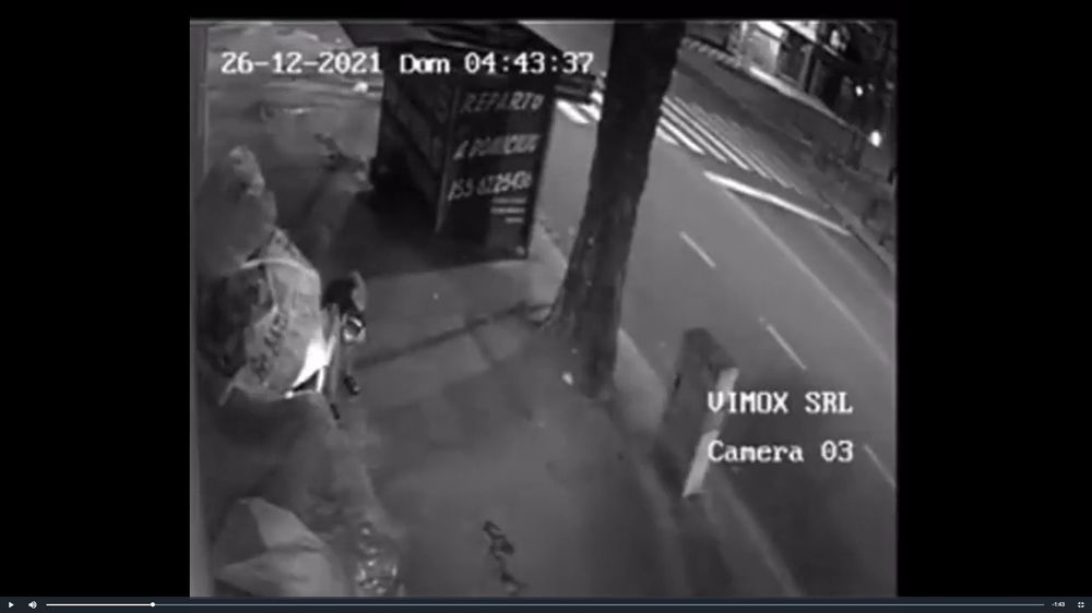 Demencial. En un video se ve cómo la pirómana enciende fuego.&nbsp;