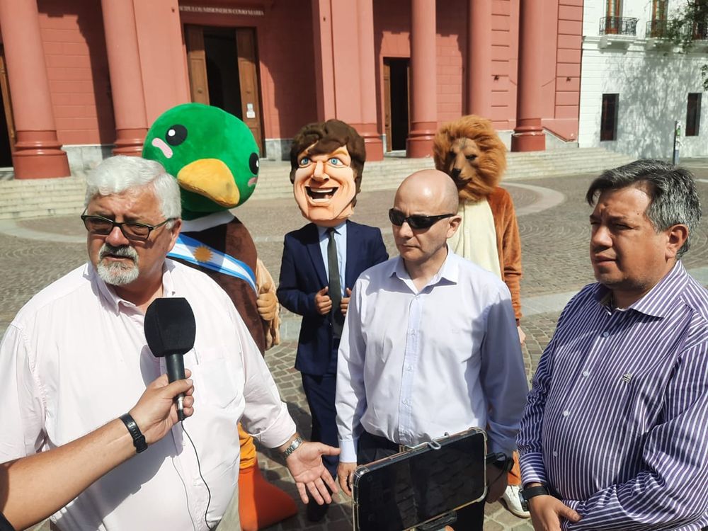 Fiscalización.&nbsp; El PRO y los libertarios, con sus&nbsp; respectivos muñecos, se mostraron juntos en el centro.