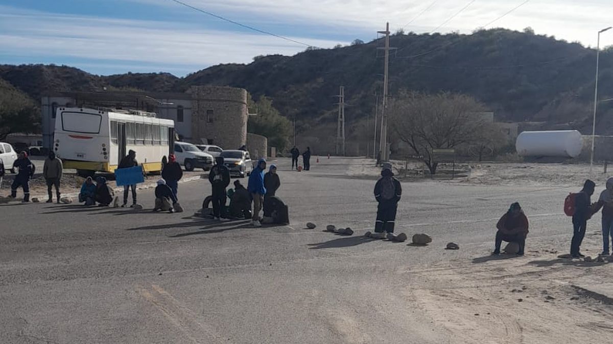 Vecinos cortan la Ruta 40 en El Eje en reclamo de trabajos