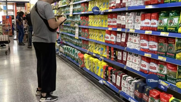 en la era milei el consumo en mayoristas cayo 22% y en supermercados 8%