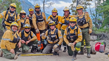 brigadistas de catamarca continuan el combate del fuego en chubut