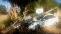 Un joven conductor incrustó su auto en un poste del alumbrado público