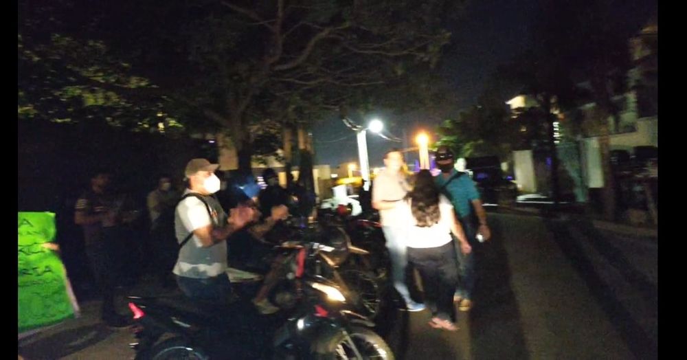 Escraches. Las manifestaciones también afectacon a los dueños de esta financiera (foto gentileza).&nbsp;