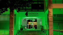 La Caja de Crédito y Prestaciones ilumina su edificio con luces verdes