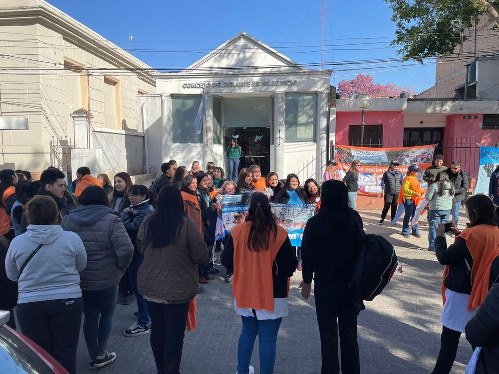 Festejo. De los docentes y padres en las afueras del Concejo Deliberante.&nbsp;