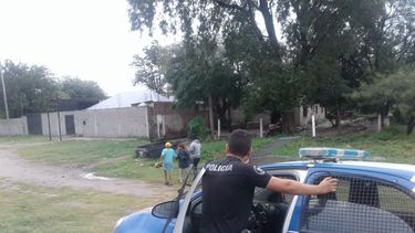 Intervino la policía por niños deambulando solos a la vera del río del Valle