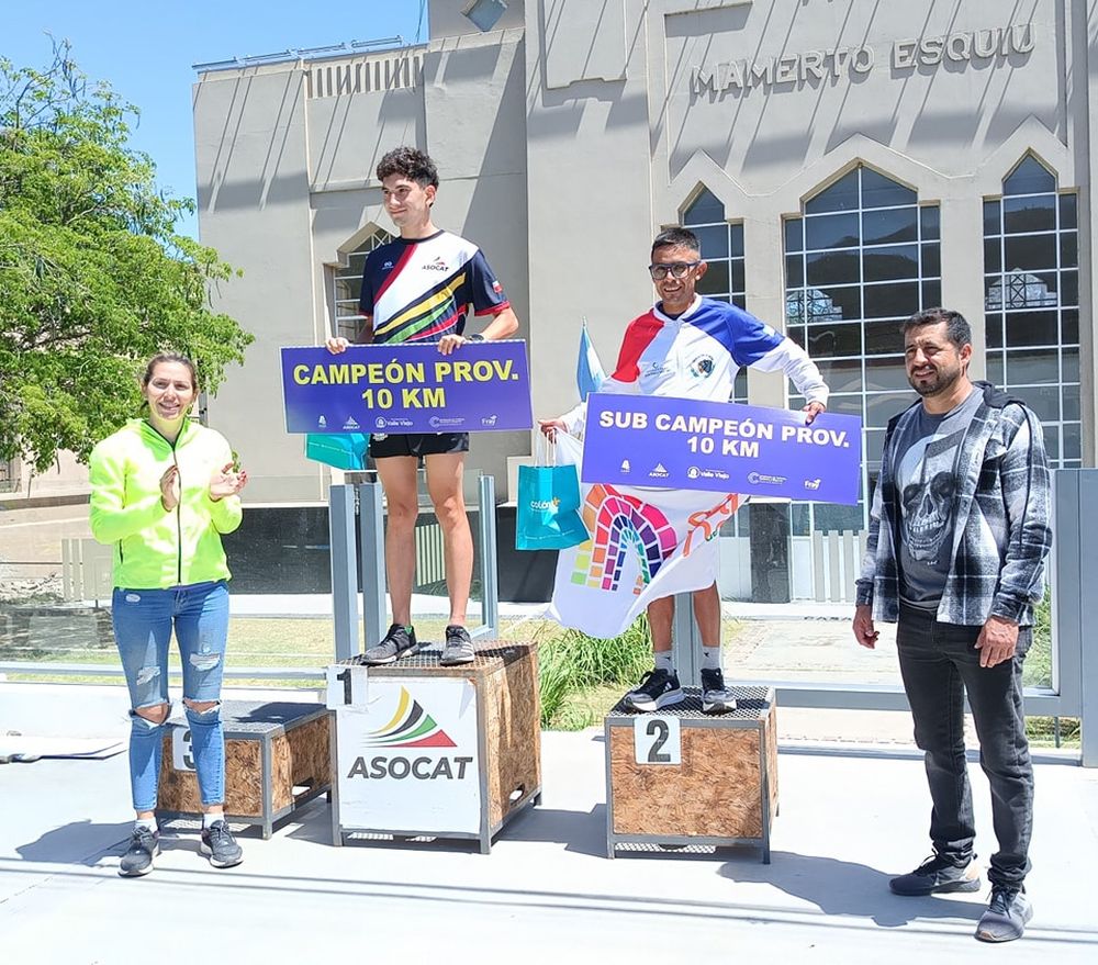10 km masculino. Ulises Vergara, en lo más alto del podio situado en la Casa de Fray Mamerto Esquiú.