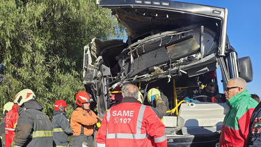 fuerte choque entre un colectivo y un camion en la general paz: hay 40 heridos y el chofer quedo atrapado entre los hierros